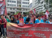 Polemik Hakim MK, Massa APMK Tuntut Presiden Copot Arsul Sani