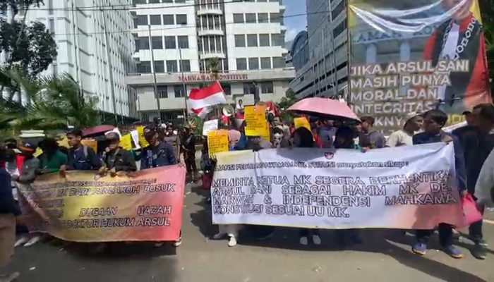Aksi Jilid II APMK di Depan MK: Desak Pemberhentian Arsul Sani dan Pengusutan Dugaan Ijazah